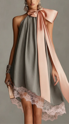 BEATRICE | ROBE MINI GRIS EN SATIN AVEC NOEUD ROSE ET LACE