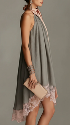 BEATRICE | ROBE MINI GRIS EN SATIN AVEC NOEUD ROSE ET LACE