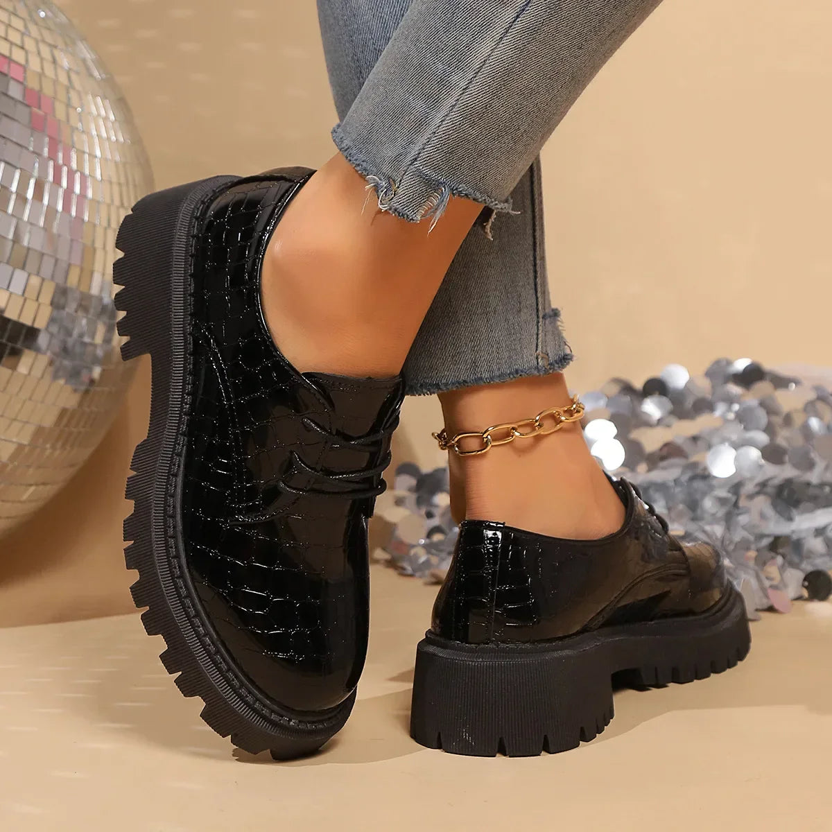Velona | Derbies Contemporaines en Cuir Verni
