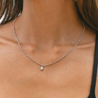 Marion | Collier en perles dorées avec pendentif en opale
